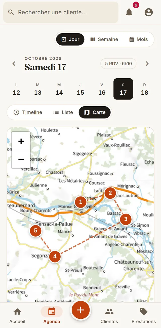 Chicadom sur un téléphone : la tournée du samedi sur la carte, une nouvelle cliente enregistrée, un rendez-vous marqué fait et sa facture prête.